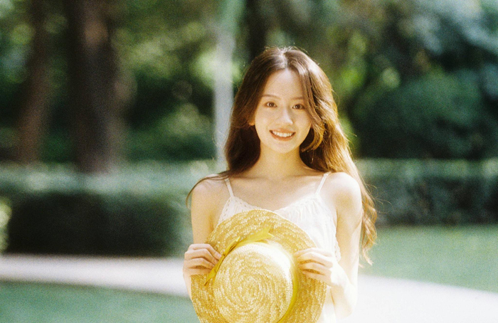 协调让她的表情自然流畅,明媚动人的颜值很有感染力,给人如沐春风之感