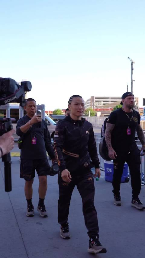 中国德比一触即发张伟丽mmaufc选手闫晓楠抵达赛场你看好谁