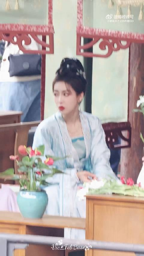 宋茜山河枕路透衣服看着料子很好华贵雅丽