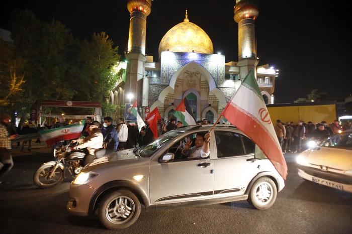 当地时间4月14日，伊朗德黑兰，伊朗民众在广场庆祝伊朗向以色列发射导弹和无人机。图自IC Photo