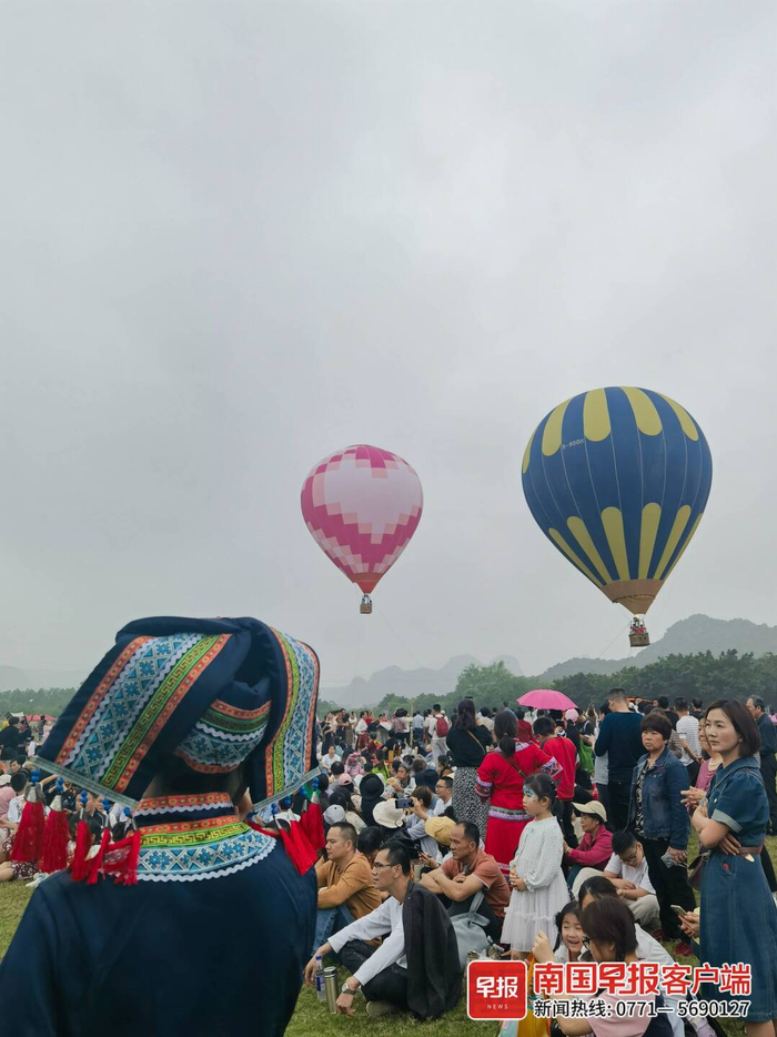 只见"仙女"舞姿翩跹,不时向游客们抛送礼物,引得大小孩子都热闹争抢