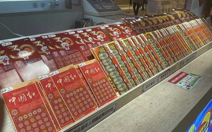 ▲一家彩票店柜台上摆满了各种各样的刮刮乐奖券。
