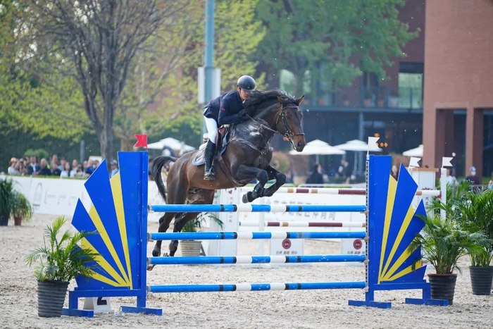 最开始是在云南骑,2020年来到北京才开始系统学习马术.