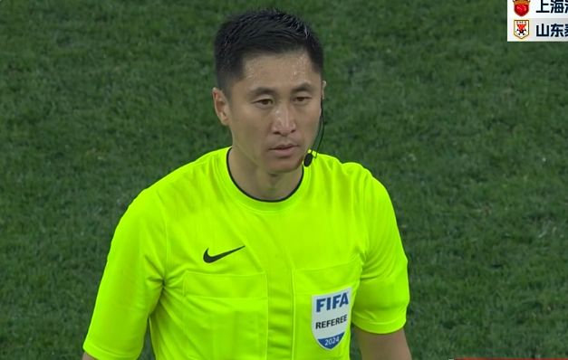 但是,随后的定位球,海港再次快发打穿泰山队防线,武磊接李帅横传球