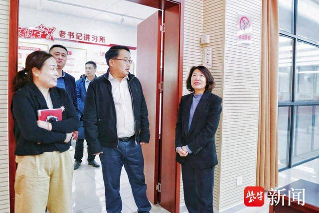 王执晴首先来到青苔国际工业设计村进行参观走