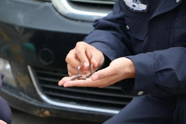 图为犯罪嫌疑人为逃避抓捕自制的三角钉。