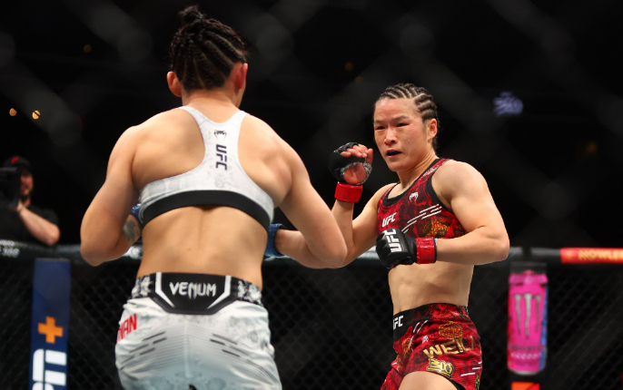 ▲4月14日，张伟丽（右）在卫冕战中击败闫晓楠。图/IC photo