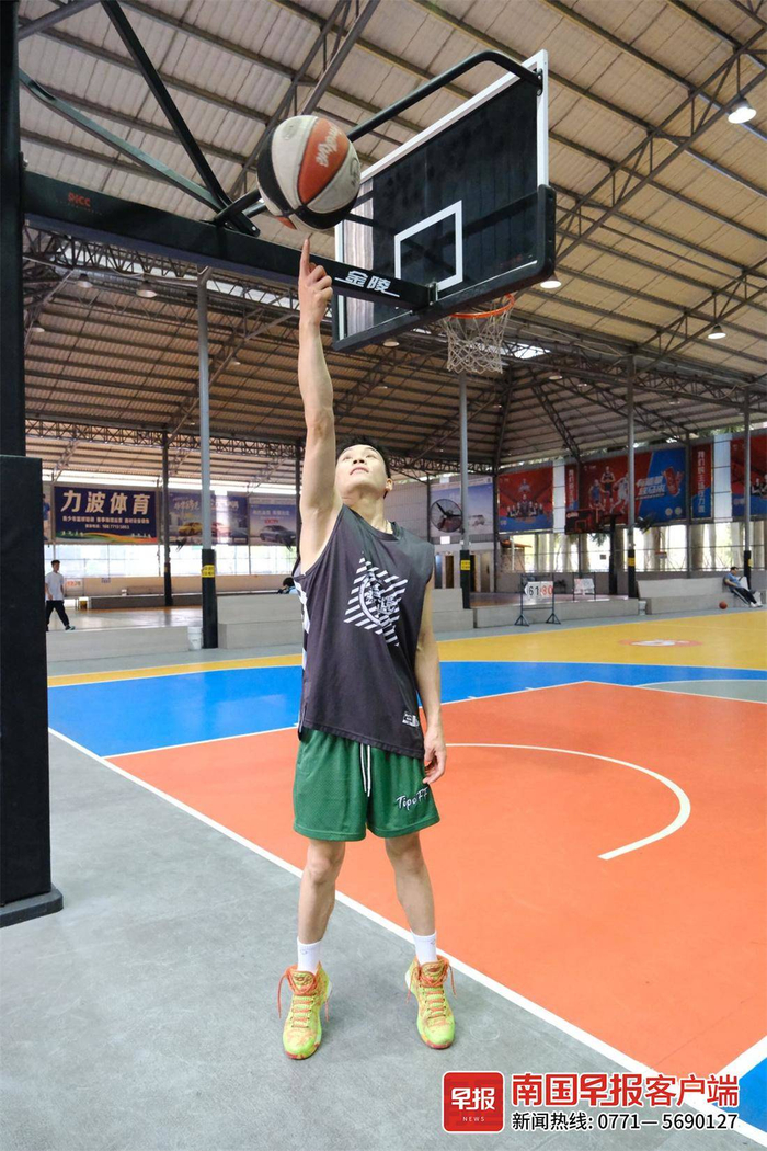 广西小伙用一根手指玩转篮球,收获80多万点赞|篮球|张