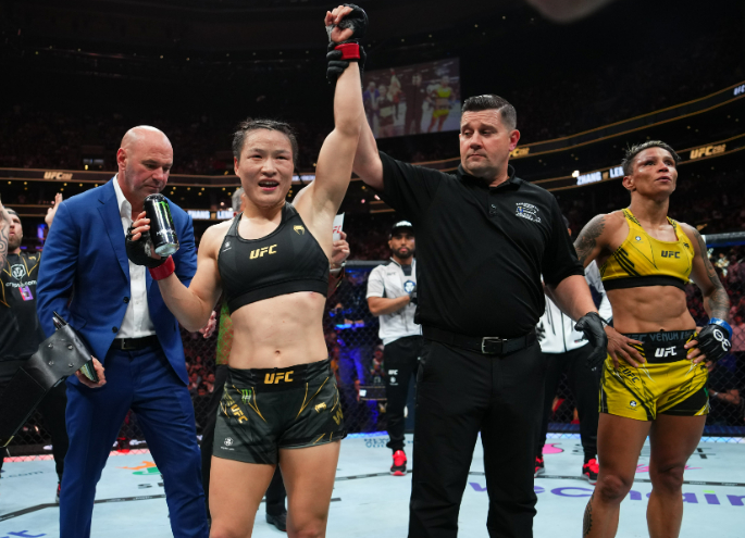 ▲去年8月20日，张伟丽战胜巴西选手莱莫斯，卫冕金腰带。图/新华社