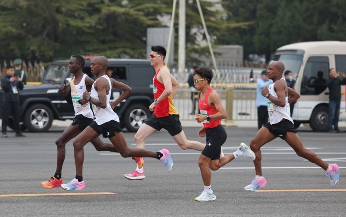 本次比赛，何杰（右二）自称并不在最佳状态。  新京报记者 王飞 摄