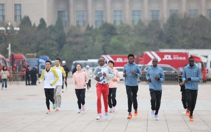 选手们在赛前热身。  新京报记者 王飞 摄