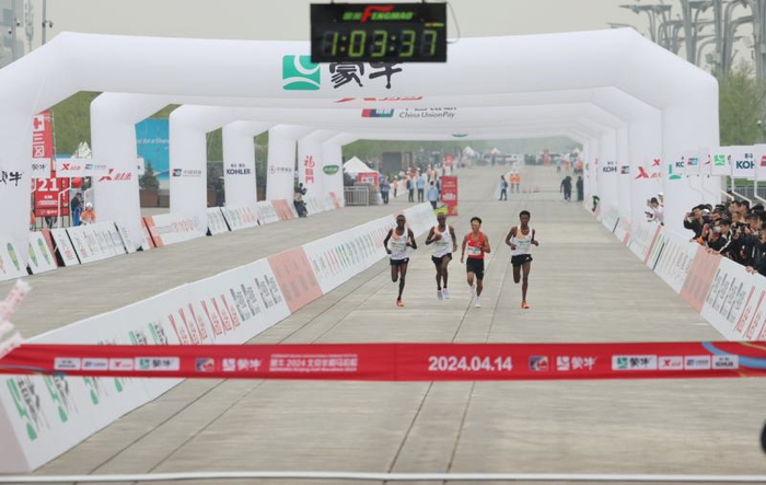 冲线前，何杰以微弱优势领先3位外国选手。  新京报记者 王飞 摄