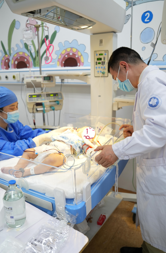 叶盛医生看望优优 浙大儿院供图