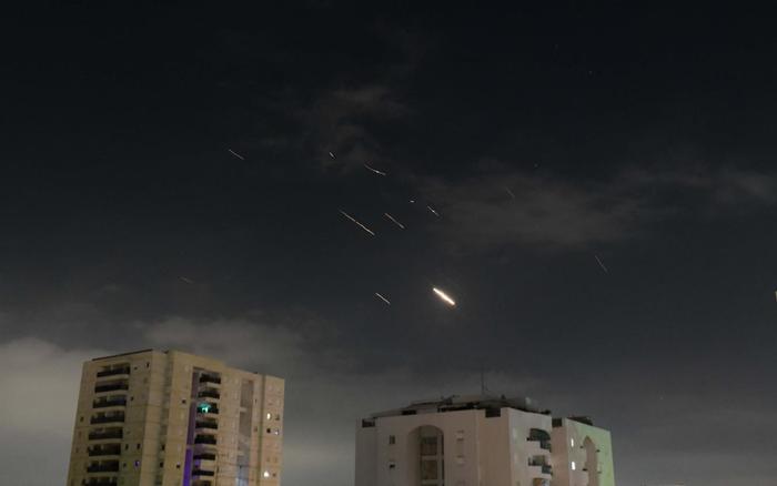 ▲伊朗袭击以色列，这是本土报复在以色列特拉维夫上空拍摄的以色列防空系统启动拦截的画面。图/新华社