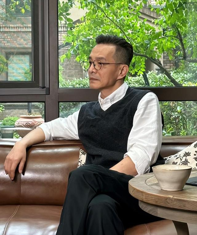 背头是一款自带成熟气质的发型,既日常也商务,能够满足中年男人的