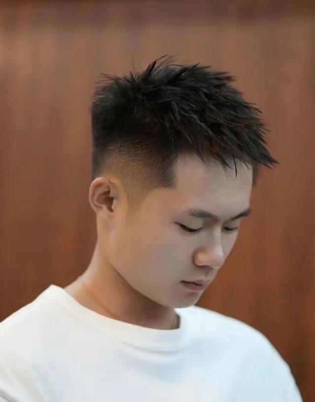 不建议50 男人留的发型!以为洋气,实际"大叔味"很重,太油腻