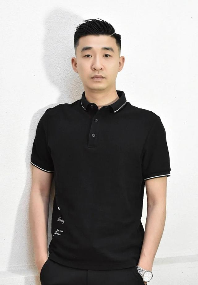 采用三七分的打理方式,显得干练利落,也充分展现了成熟稳重的气质