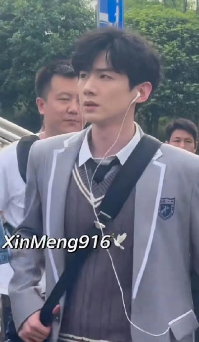 白敬亭校服造型太好看了,谁心动了_新浪新闻