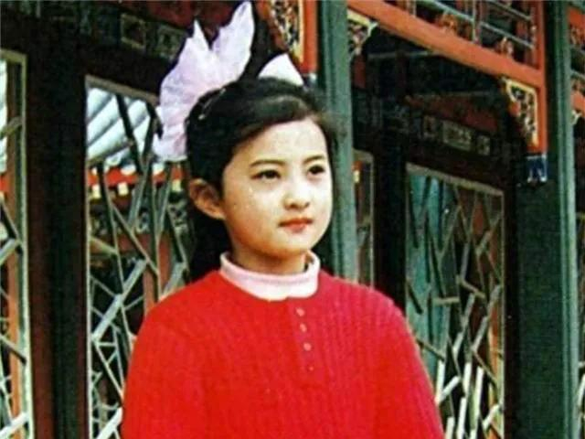 当年,她比铁嘉欣更火更轰动,但她的父母硬生生拉她回学校读书,虽然她