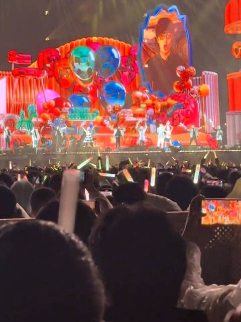 武汉体育中心体育馆许嵩演唱会万人大合唱素颜这就是热烈的青春啊