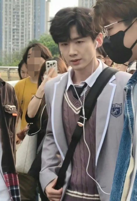 白敬亭校服造型太好看了,谁心动了_新浪新闻