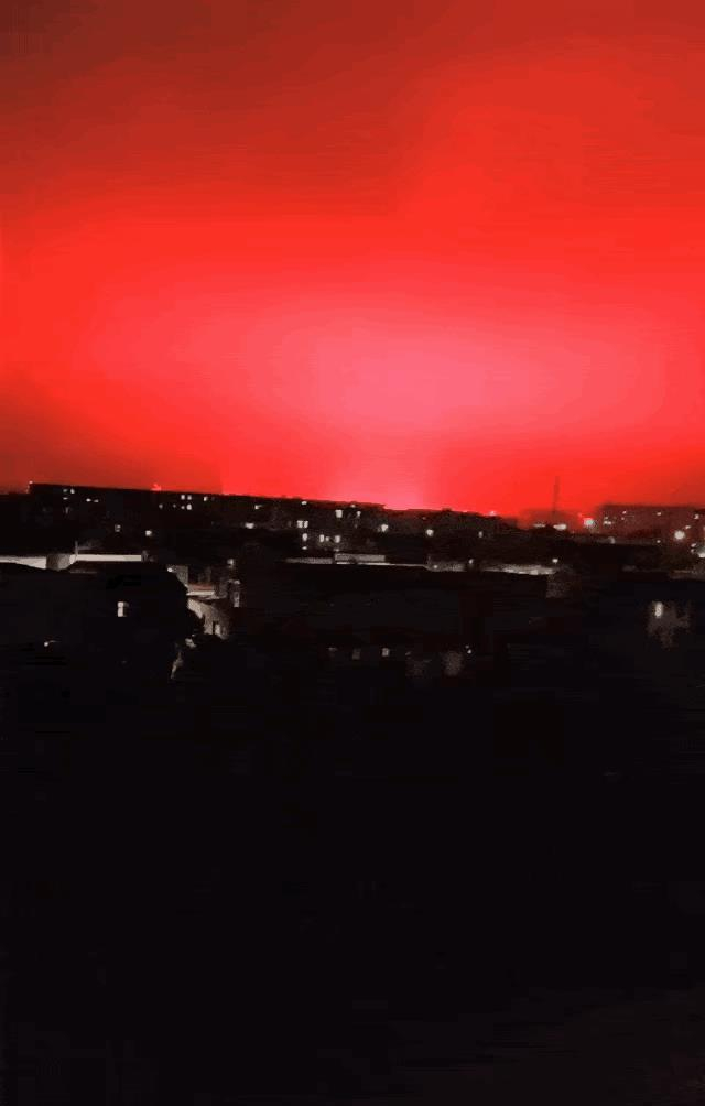 怪事!武汉凌晨天空出现血红色,气象局回应:不是天气原因所致