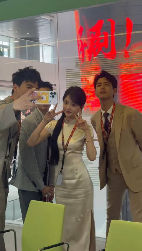 合照时间到一起来看帅哥美女呀我们骆珉敏演员任敏是什么嘴甜小可爱