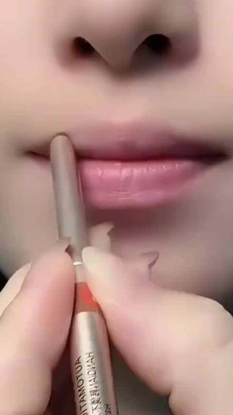 嘴唇薄的往外扩我被口红控制了