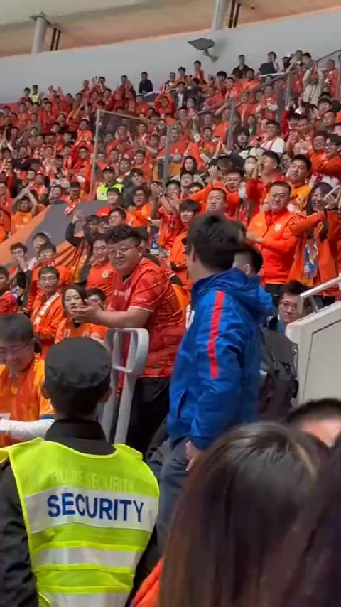 现场的山东球迷齐喊上海只有申花队