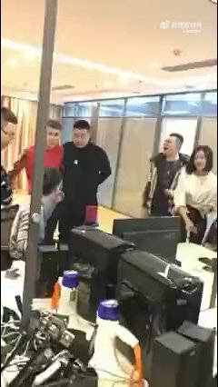 仙洋打了一下屁孩屁孩一个巴掌就给打了回去结果屁孩被保镖撩到抬了
