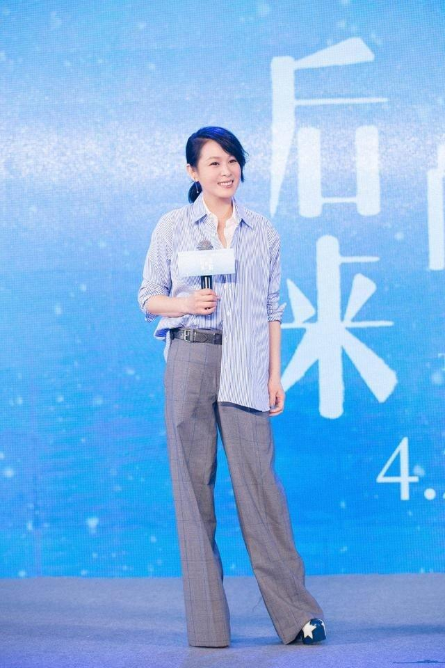 54岁刘若英带火了一种新穿法:条纹衬衫 格纹阔腿裤,时髦又减龄|刘若英