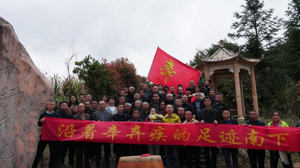 墓碑前方左右两侧的石柱上,镌刻着一副对联:"铁板铜琶继东坡高唱大江