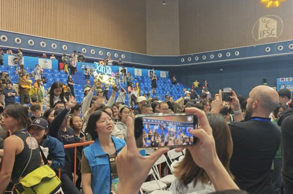 岩友在颁奖仪式期间打出“大魔王”灯牌。新华社记者 王沁鸥 摄