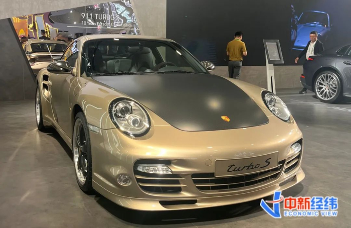 ▲第四届中国国际消费品博览会展出的“保时捷中国十周年”911纪念版。中新经纬闫淑鑫摄