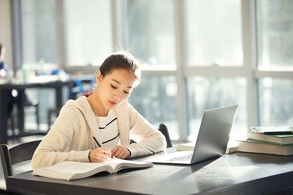 大学生上课能不能用电脑?"一刀切"禁止并不是好办法