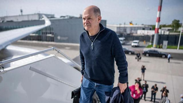 当地时间2024年4月13日，德国勃兰登堡，德国总理朔尔茨搭乘飞机访华。视觉中国 图