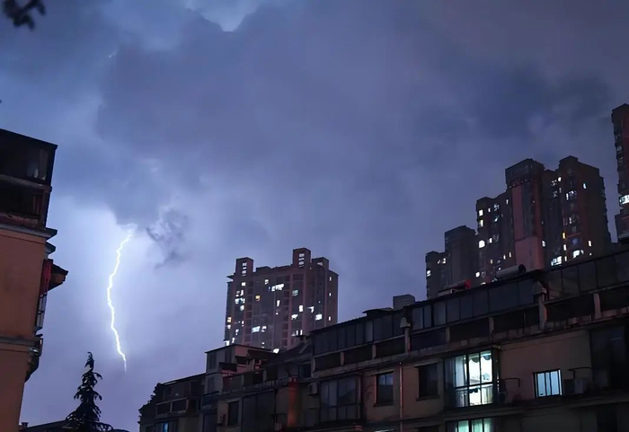 湘中,湘南有大雨,局地暴雨到大暴雨,其他地区中等阵雨或雷阵雨转阴天 