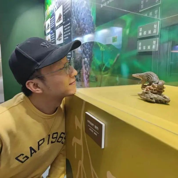 何长欢生态学博士,毕业于北京师范大学,现就职于《博物》杂志.