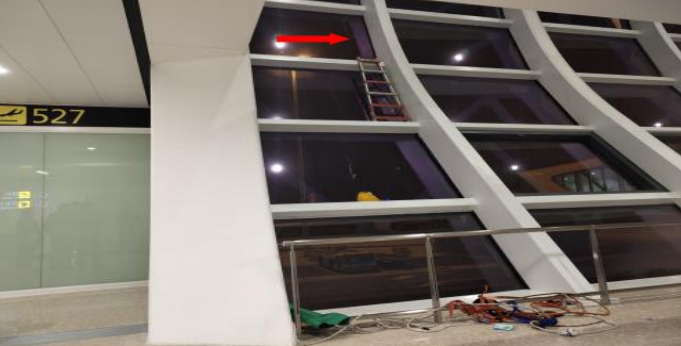 事发位置为涉事幕墙处，在第三至第四阶钢结构支架上放有铝制梯