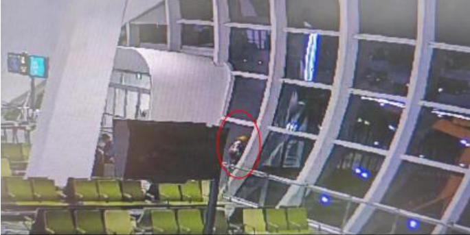 涉事工人从第四阶钢结构横梁上身体向后方倒下