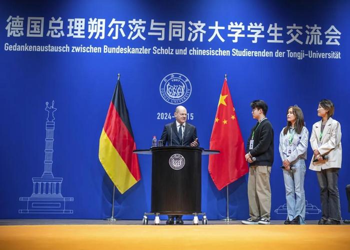 4月15日，德国总理朔尔茨在上海同济大学同该校学生交流。（视觉中国）