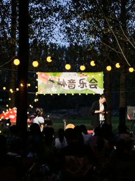 来槐花林里互动打卡吧!