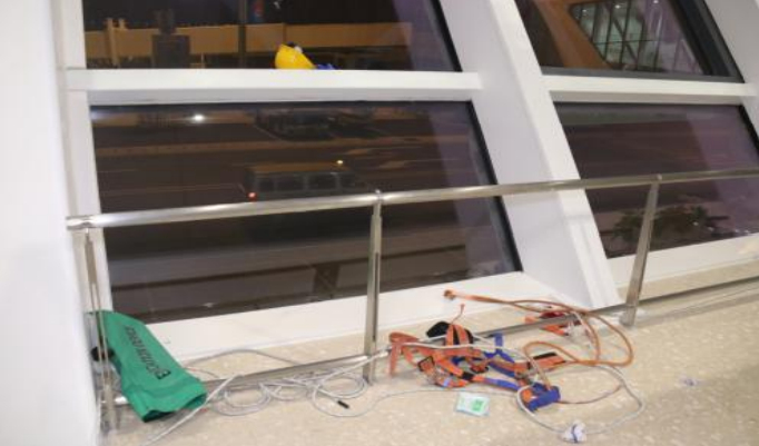 现场地面遗留有安全带（救援时从涉事工人身上解除）和安全绳，安全帽（完好，未见破损）掉落在第二阶钢结构支架上