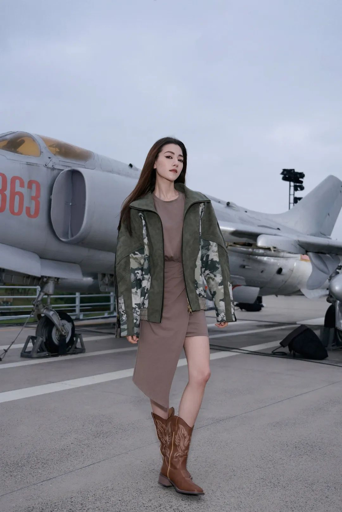 00后都无从整顿的秀场穿夹克上航母