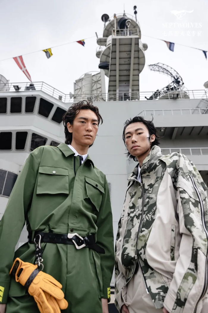 00后都无从整顿的秀场穿夹克上航母