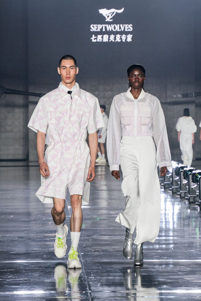 00后都无从整顿的秀场:穿夹克,上航母|00后|七匹狼|夹克_新浪新闻