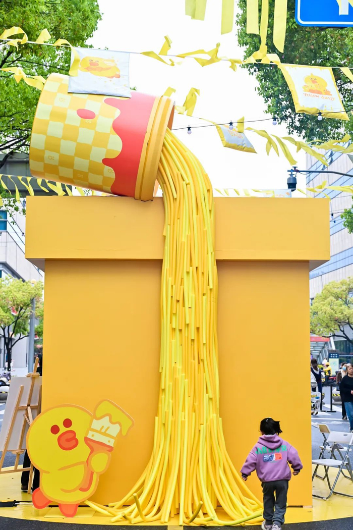 相聚莎莉的庆生派对!萌趣ip快闪空降大学路__财经头条