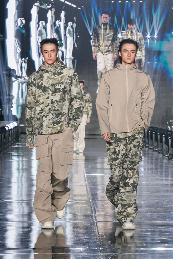 00后都无从整顿的秀场穿夹克上航母