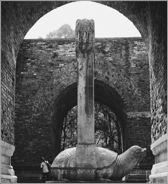 官方释疑"明孝陵神功圣德碑英文涂鸦":已有百年,非近期刻划|明孝陵