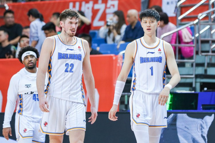 布克和利夫都将随北京男篮奔赴上海 但是否出战仍无确定消息|布克